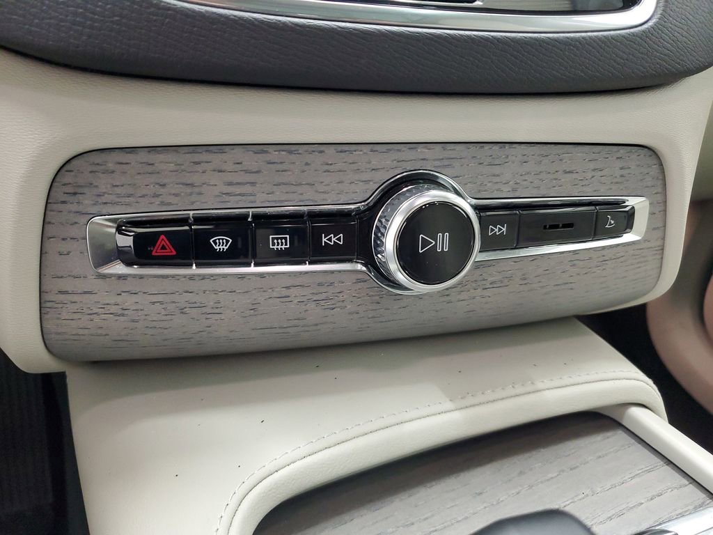 New 2025 Volvo XC90 B6 Plus w/ Protection Package Premier image 31