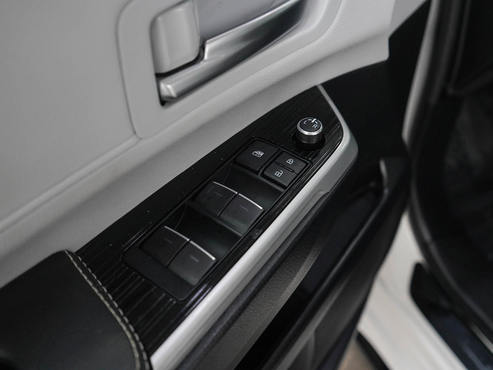 Used 2025 Toyota Sienna XSE AWD/4WD image 22