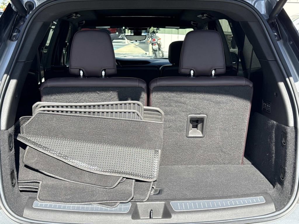 Used 2023 Cadillac XT6 Premium Luxury w/ Technology Package FWD image 11