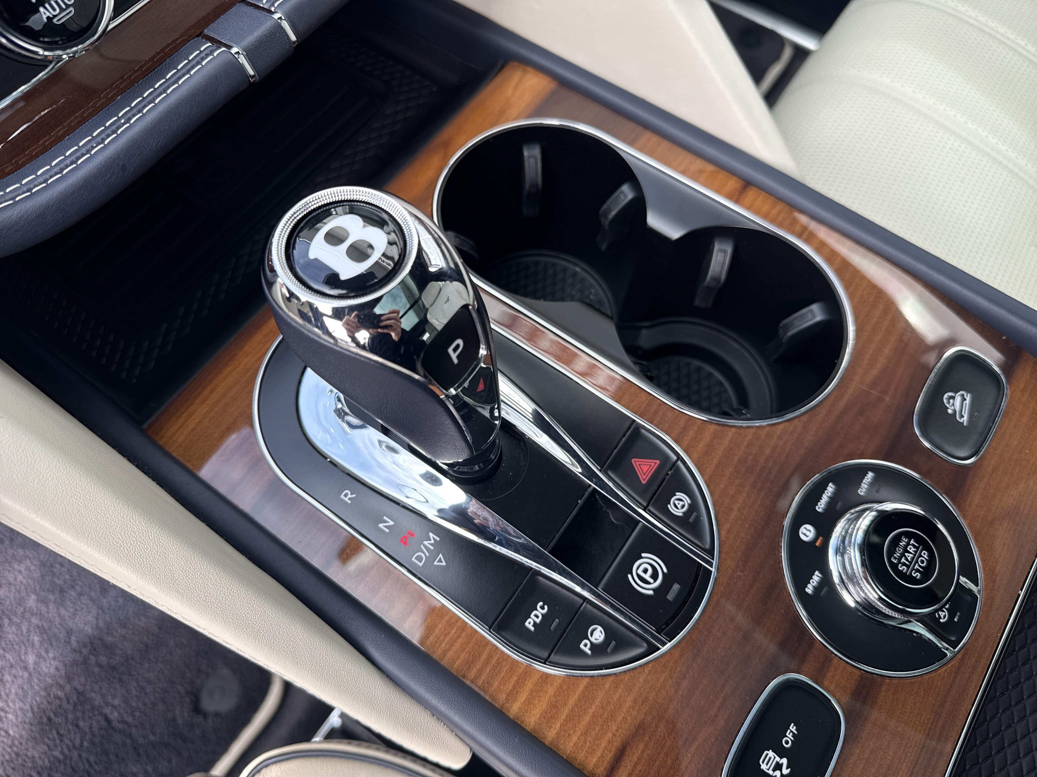 Used 2022 Bentley Bentayga AWD/4WD image 18