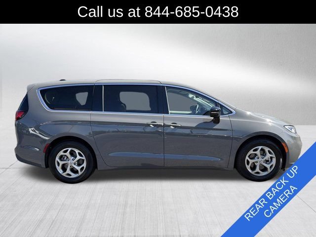Certified 2024 Chrysler Pacifica Limited FWD image 4