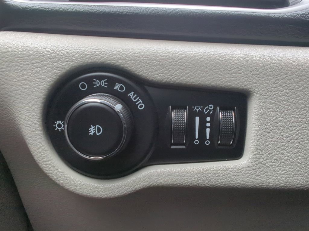 Used 2018 Chrysler Pacifica Touring-L w/ Tire & Wheel Group image 28