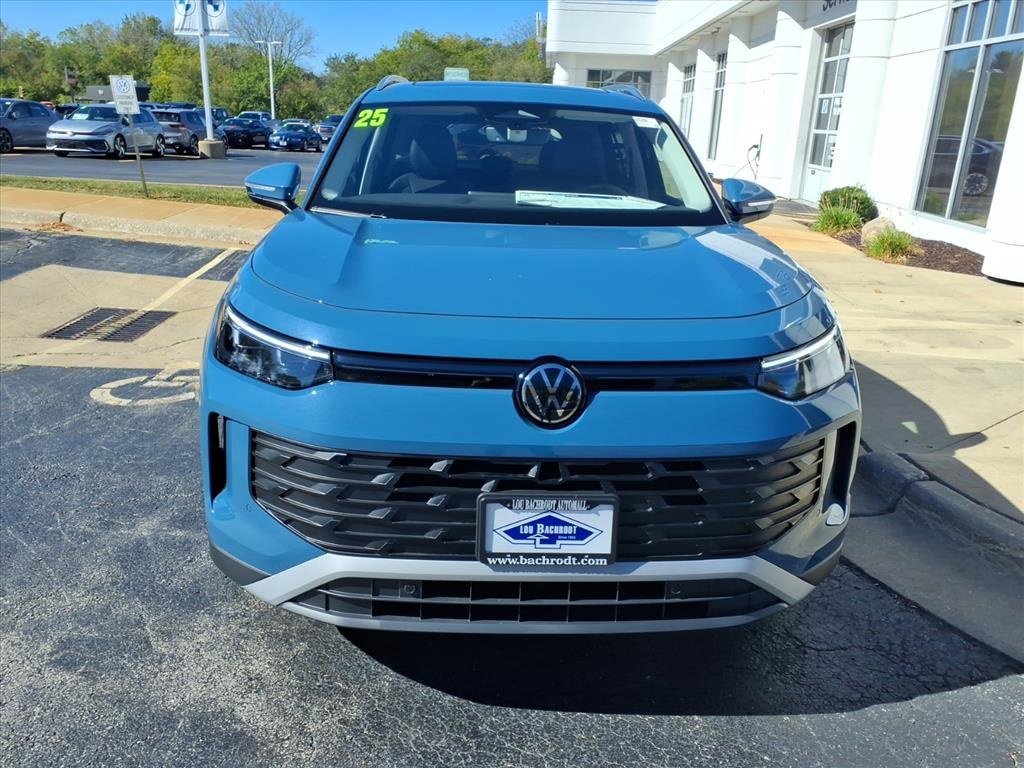 New 2025 Volkswagen Tiguan SE image 2