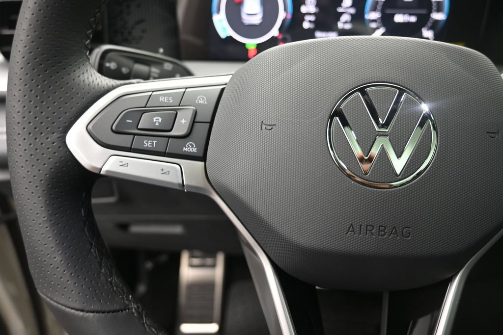 New 2026 Volkswagen Tiguan SE R-Line FWD image 15