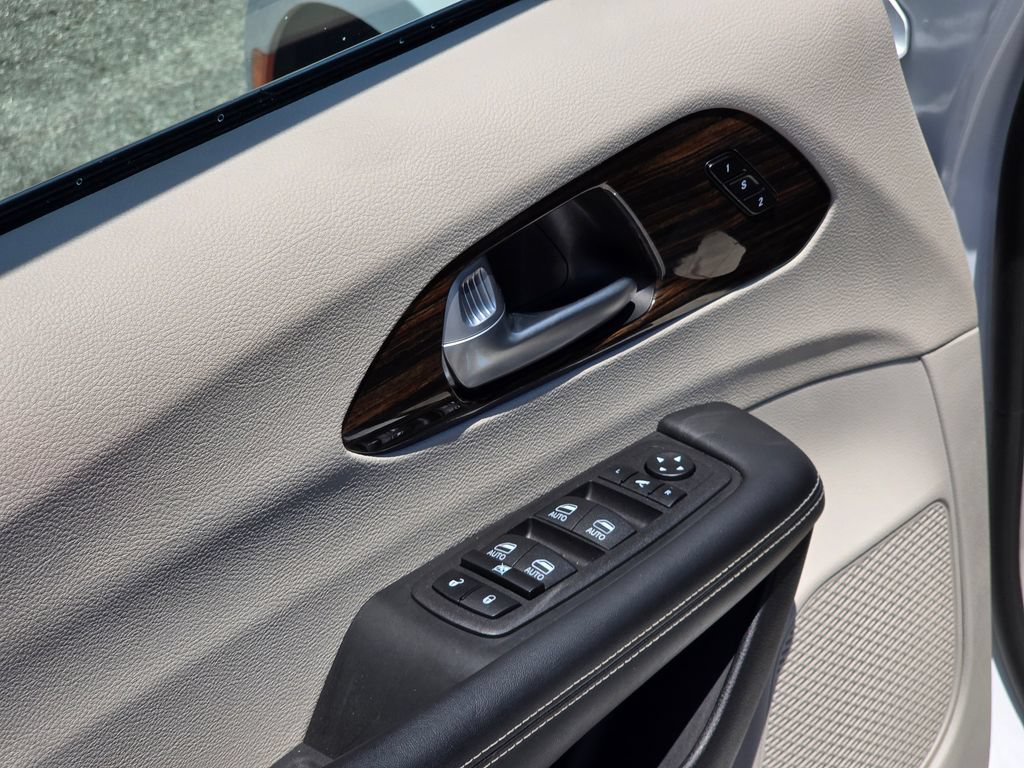 Used 2024 Chrysler Pacifica Limited FWD image 38