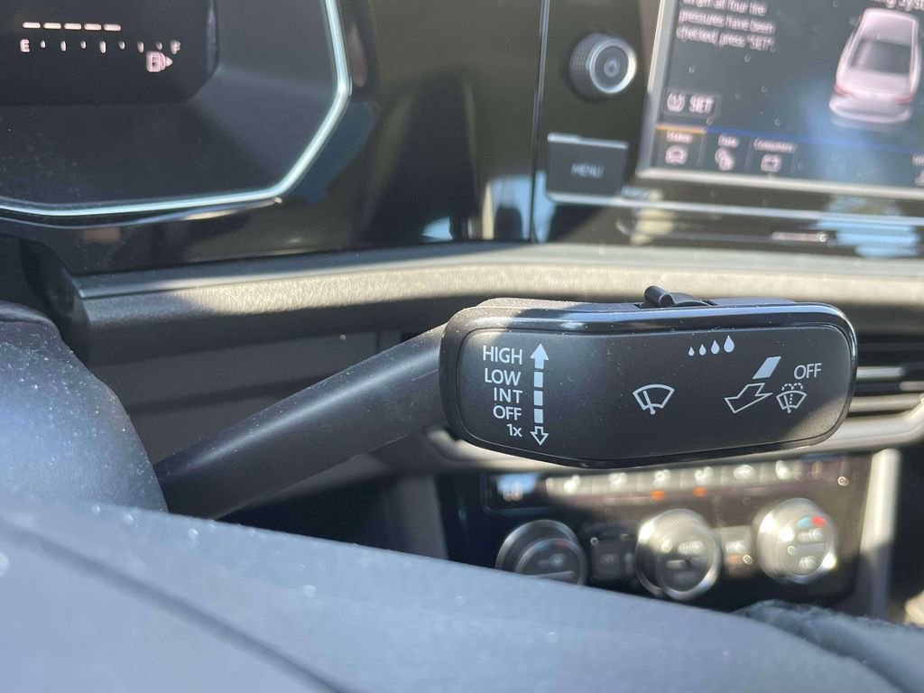 Used 2023 Volkswagen Jetta SE w/ Panoramic Sunroof Package image 25
