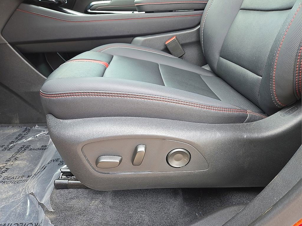 Used 2025 Chevrolet Traverse RS image 26