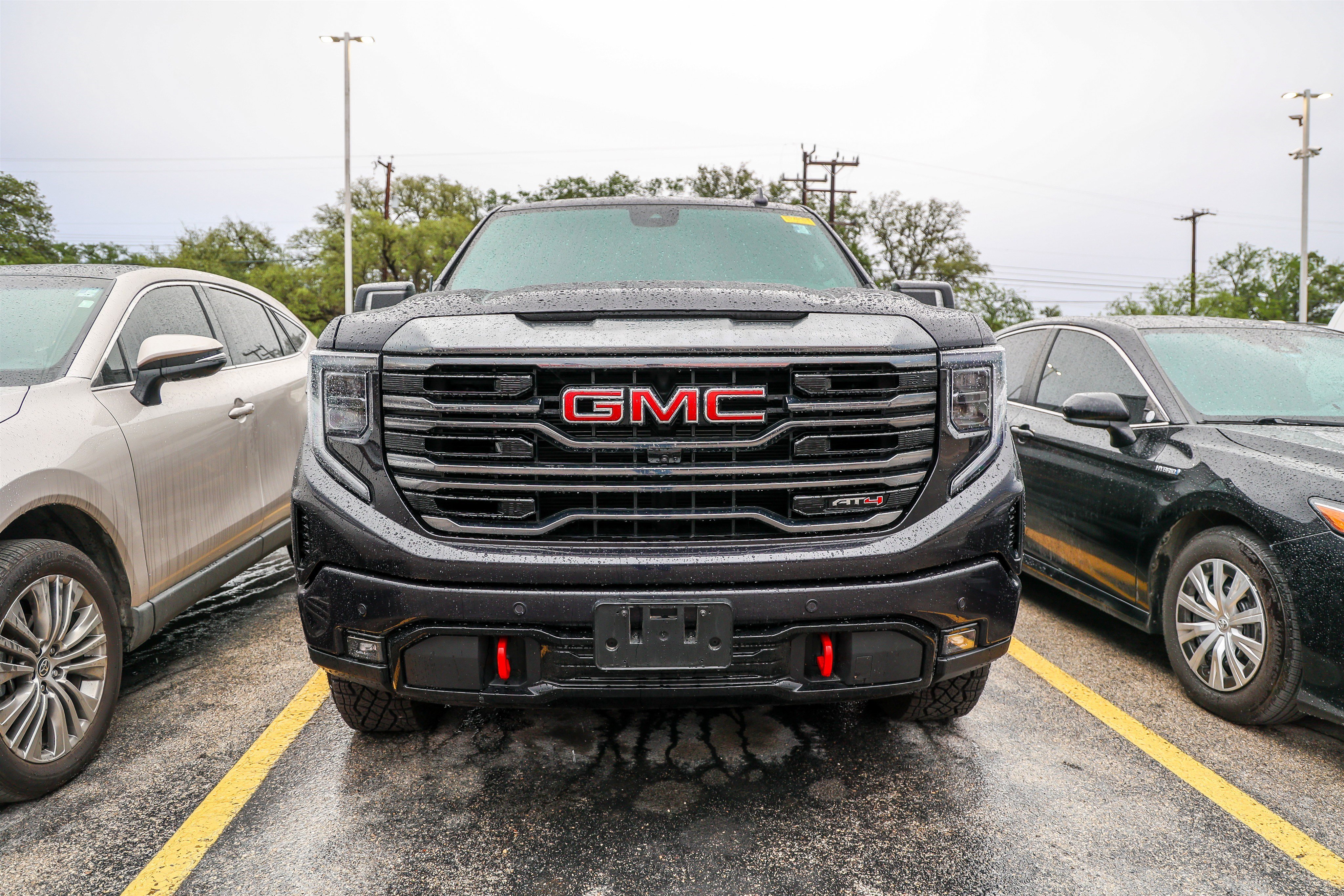 Used 2024 GMC Sierra 1500 AT4 w/ Technology Package AWD/4WD image 4