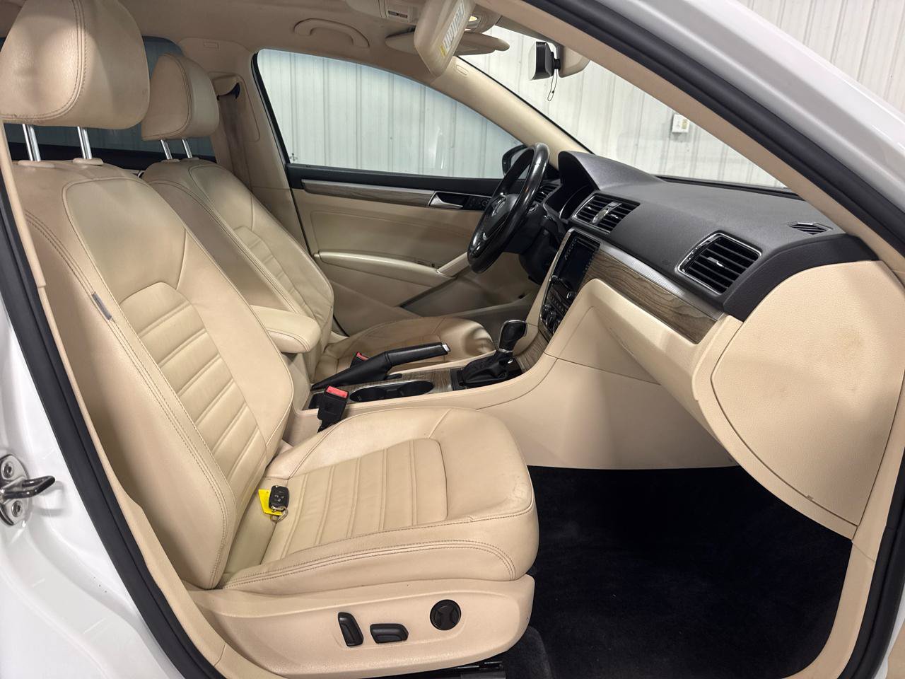 Used 2017 Volkswagen Passat 1.8T SEL Premium FWD image 10