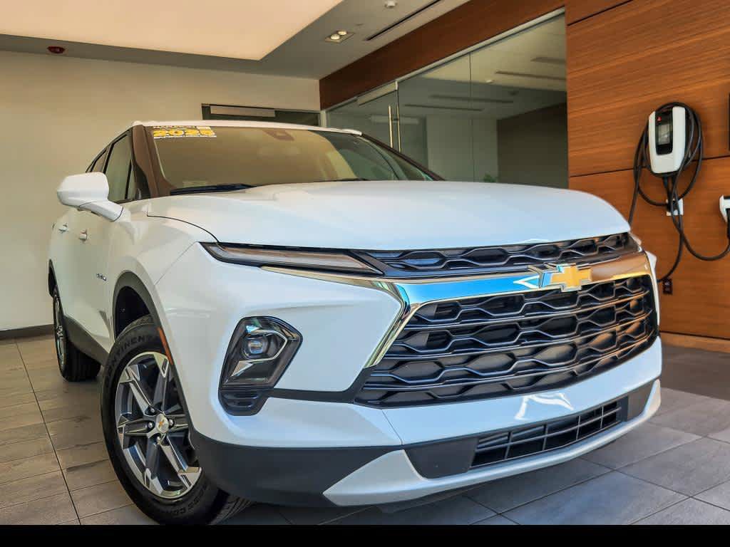 Used 2025 Chevrolet Blazer LT FWD image 1