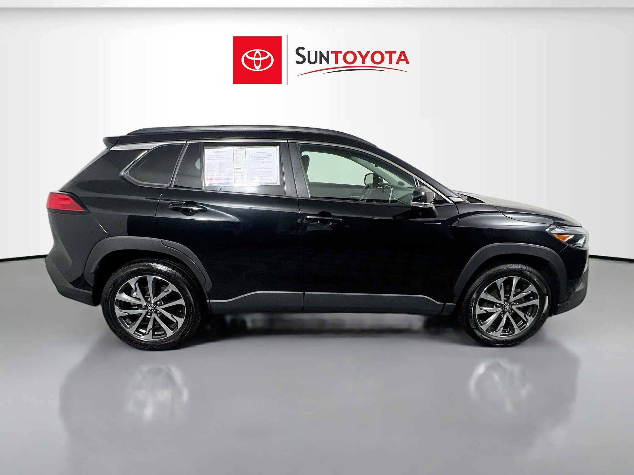 Used 2024 Toyota Corolla Cross XLE image 2