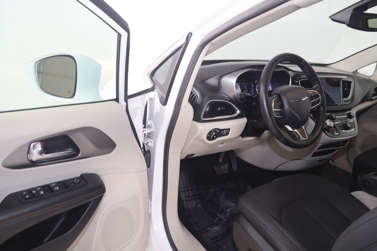 Used 2020 Chrysler Pacifica Touring FWD image 46