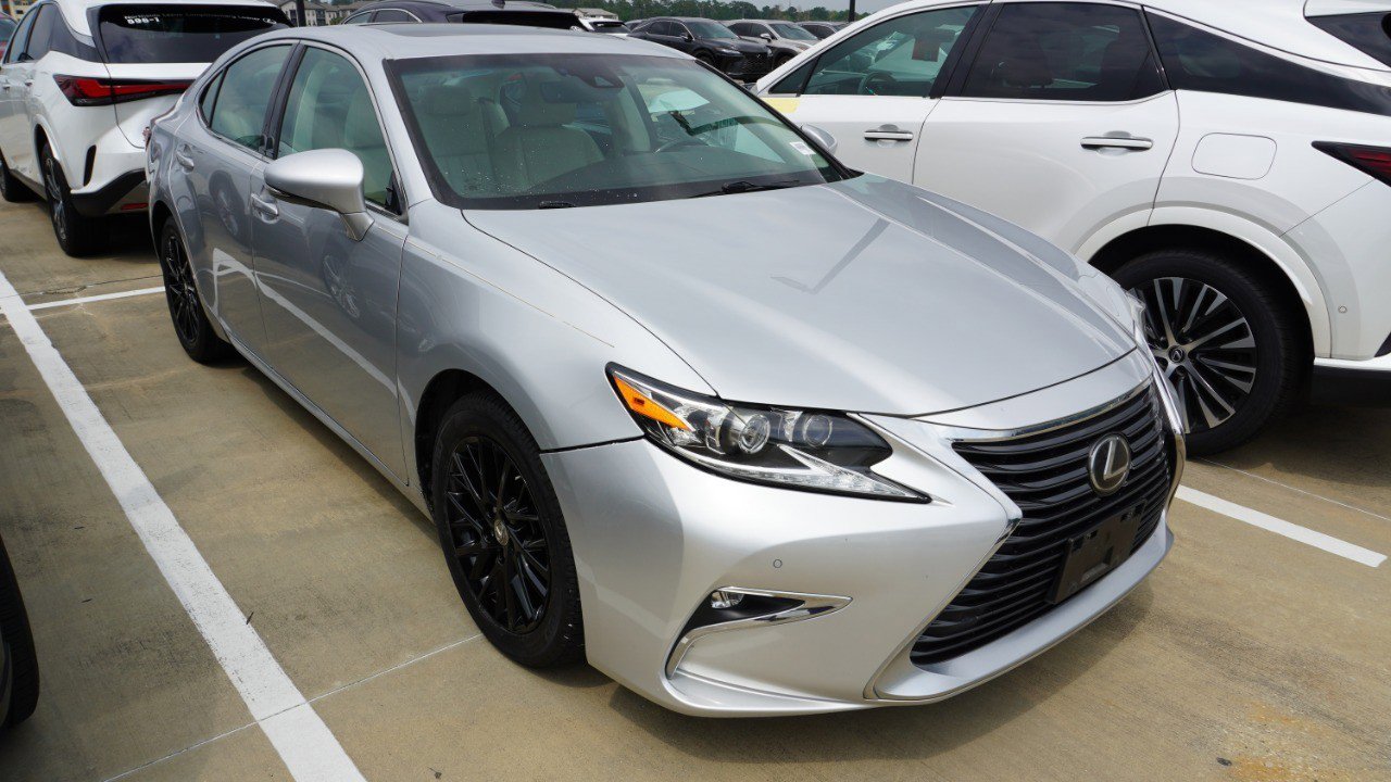 Used 2017 Lexus ES 350 w/ Luxury Package FWD image 3