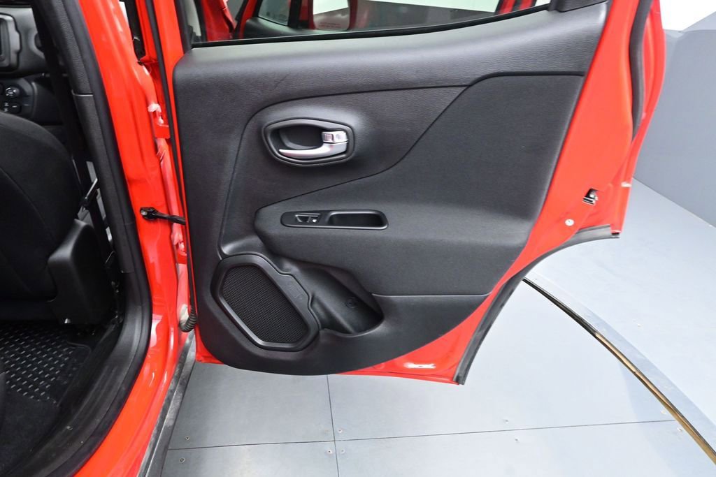 Used 2020 Jeep Renegade Latitude w/ Cold Weather Group AWD/4WD image 16