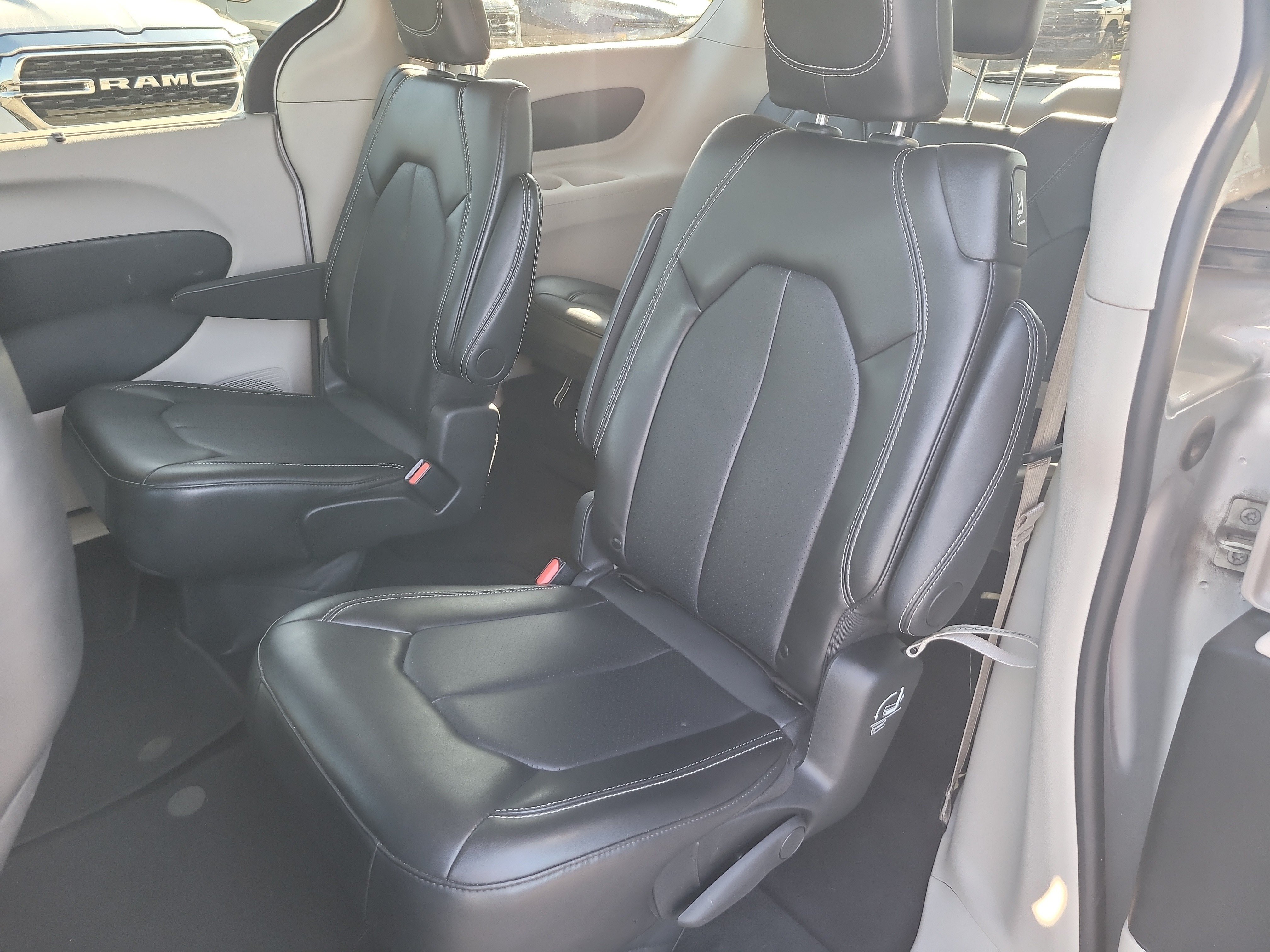 Used 2024 Chrysler Pacifica Touring-L FWD image 10