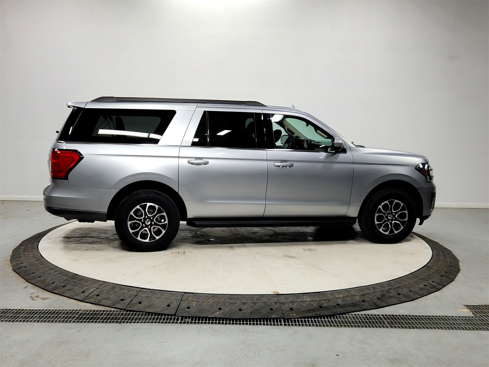 Used 2024 Ford Expedition Max XLT image 8