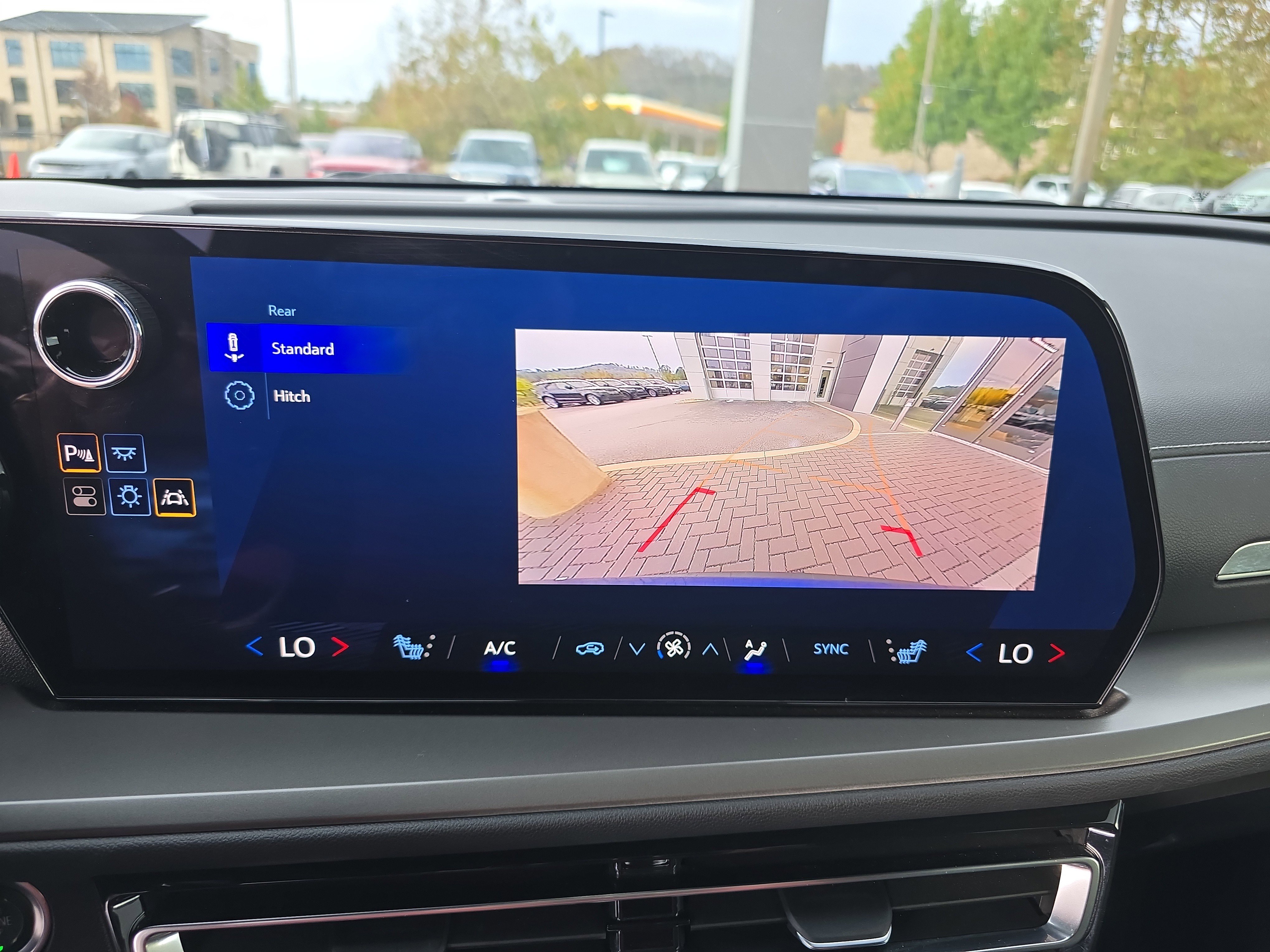 Used 2025 Chevrolet Traverse LT image 29