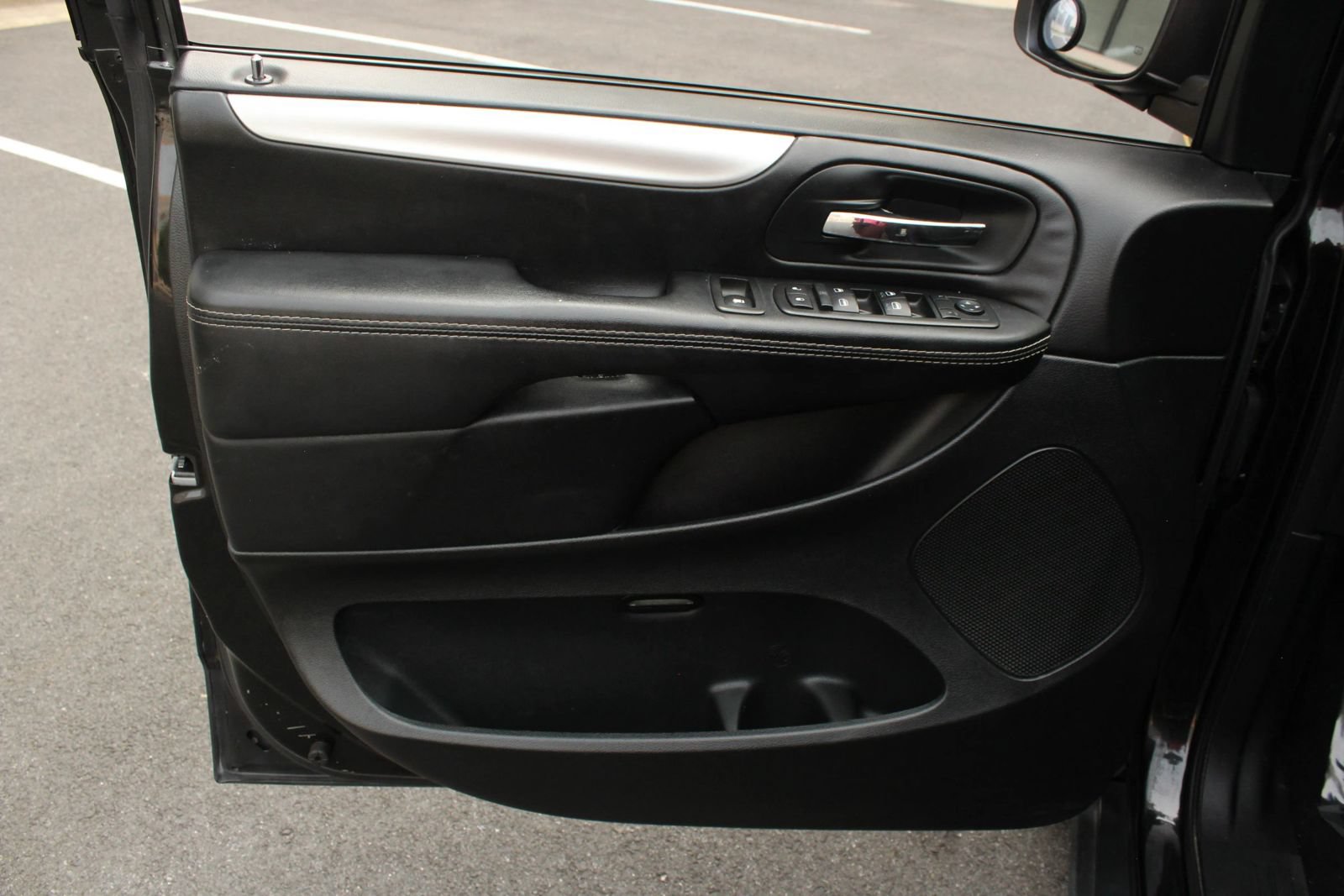 Used 2015 Dodge Grand Caravan SXT w/ Blacktop Package FWD image 15
