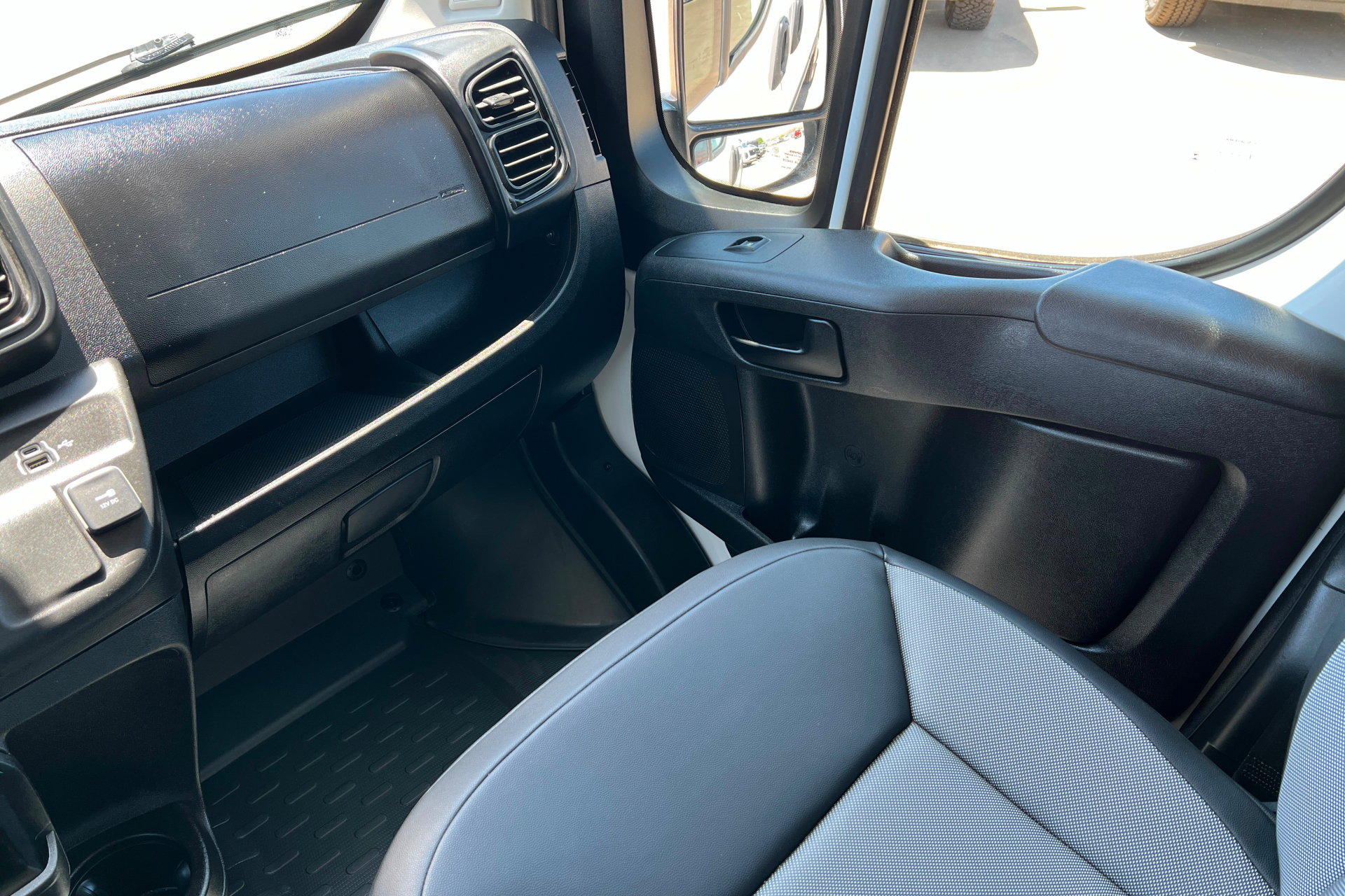 Used 2025 RAM ProMaster 3500 w/ Convenience Group FWD image 10