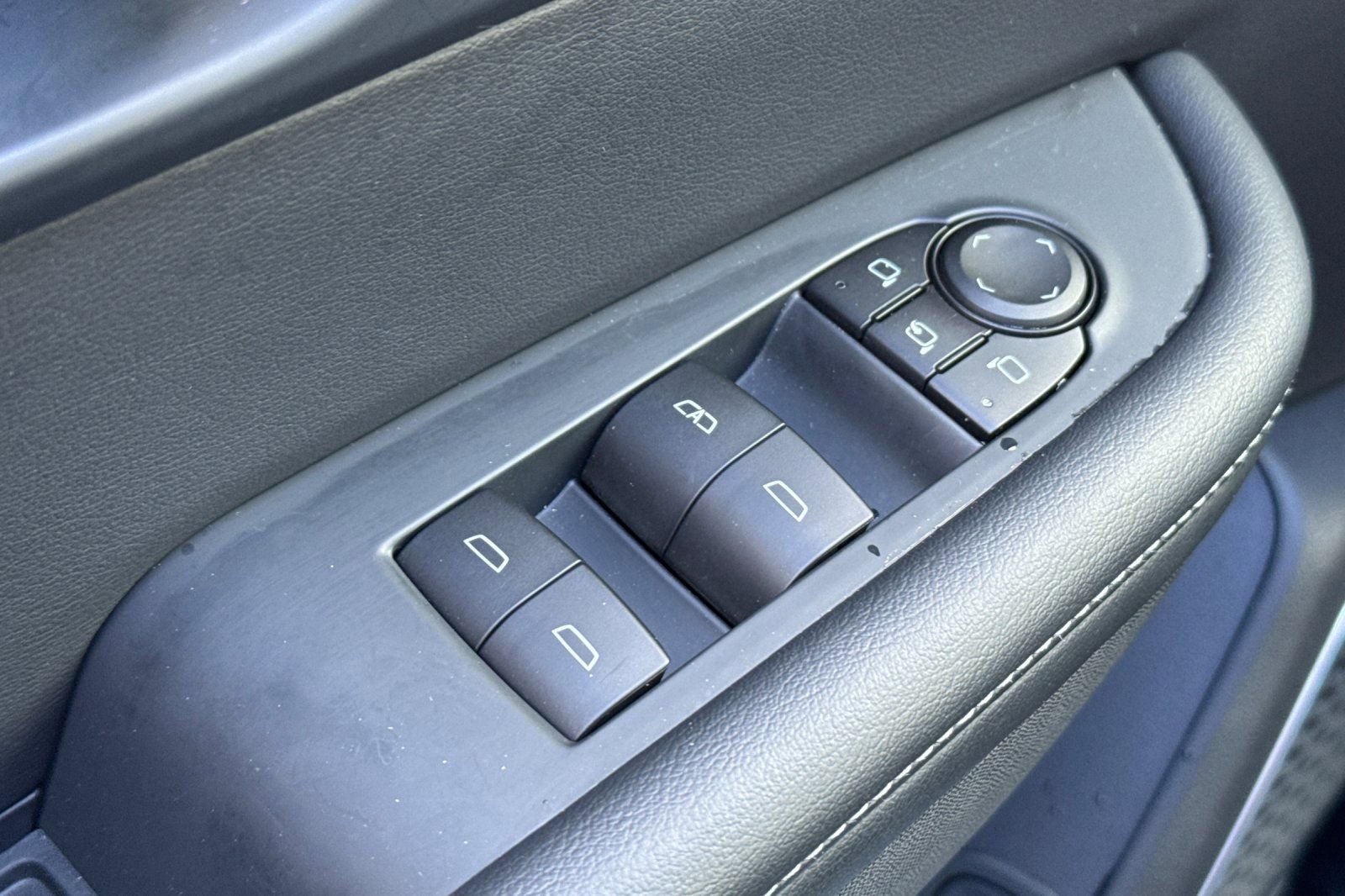 Used 2025 Buick Enclave Preferred FWD image 11