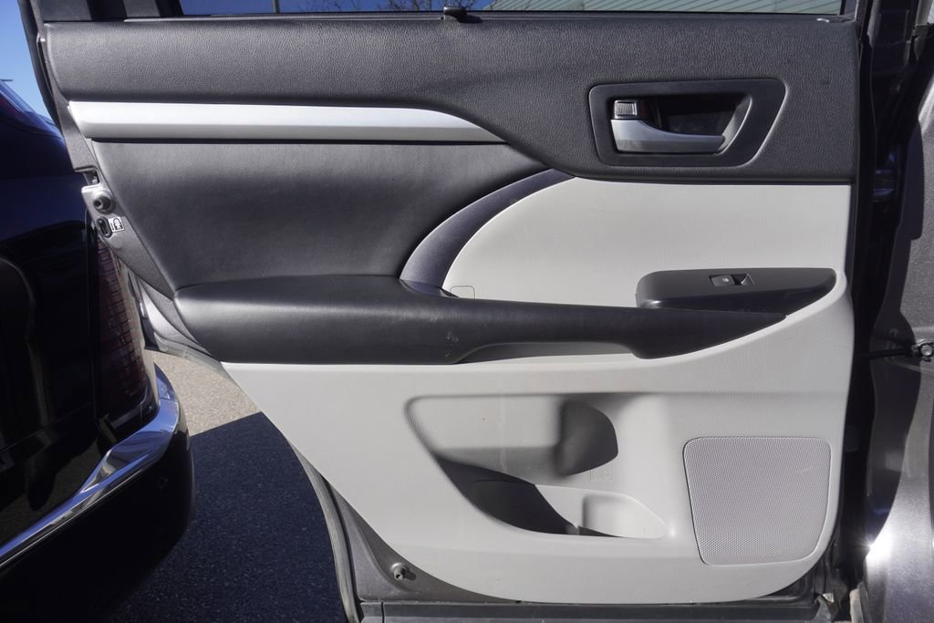 Used 2018 Toyota Highlander XLE image 28