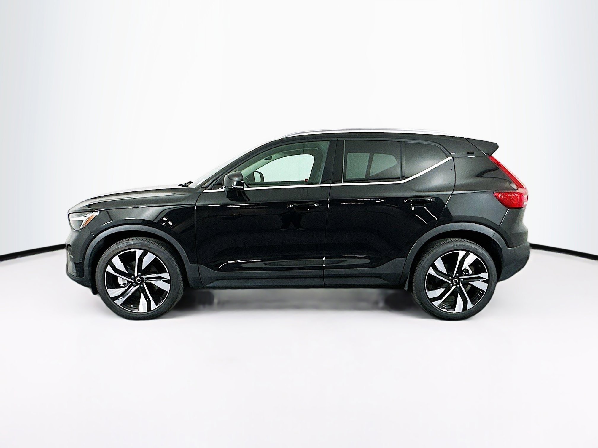 Used 2025 Volvo XC40 B5 Plus AWD/4WD image 4