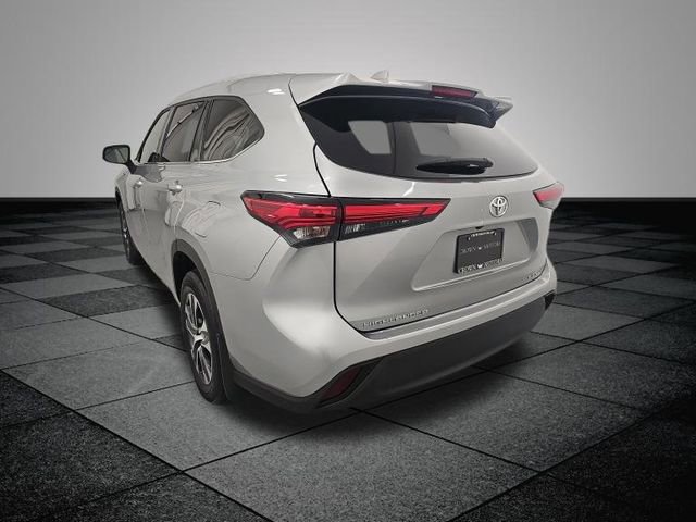 Used 2022 Toyota Highlander XLE image 4