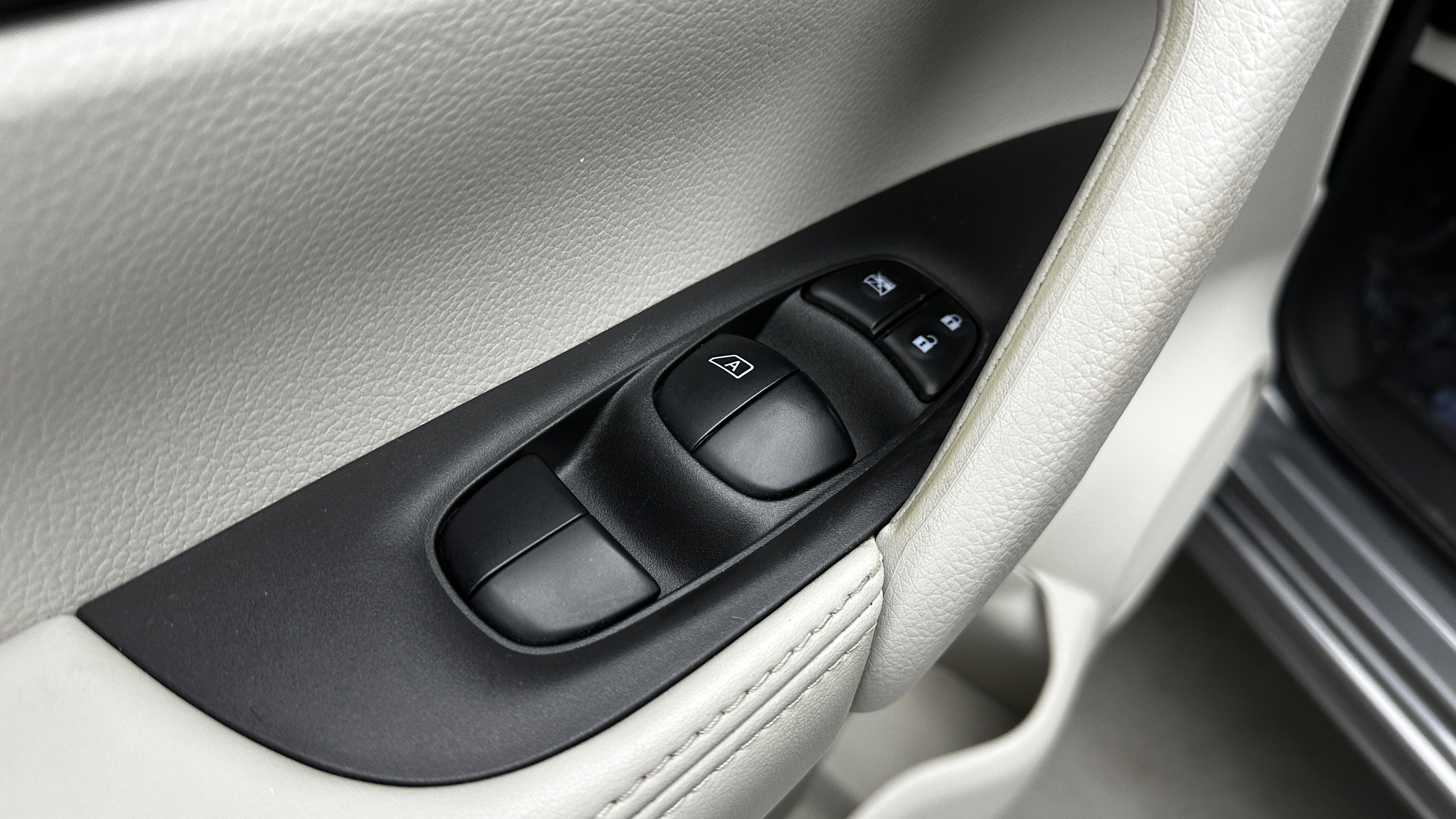 Used 2020 Nissan Rogue Sport SV image 11