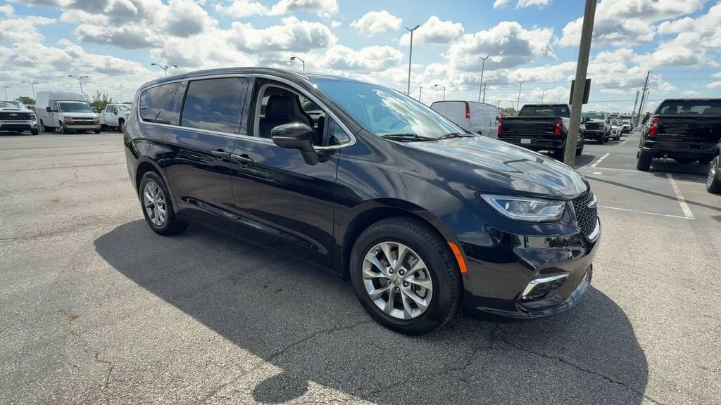 Used 2023 Chrysler Pacifica Touring-L AWD/4WD image 2