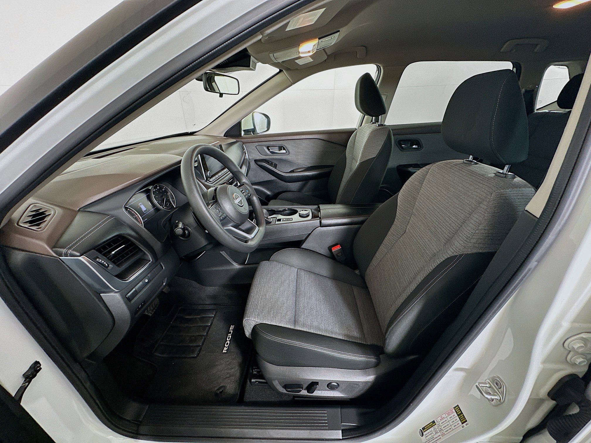 Used 2023 Nissan Rogue SV image 13