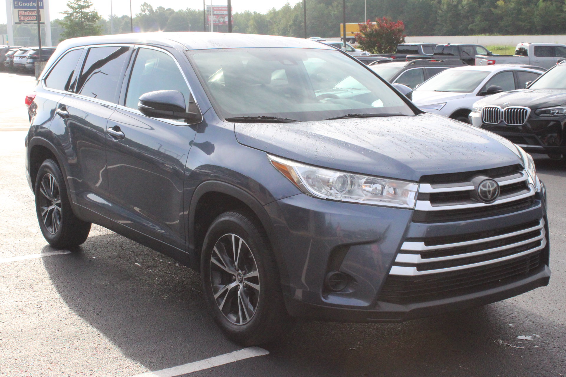 Used 2019 Toyota Highlander LE FWD image 4