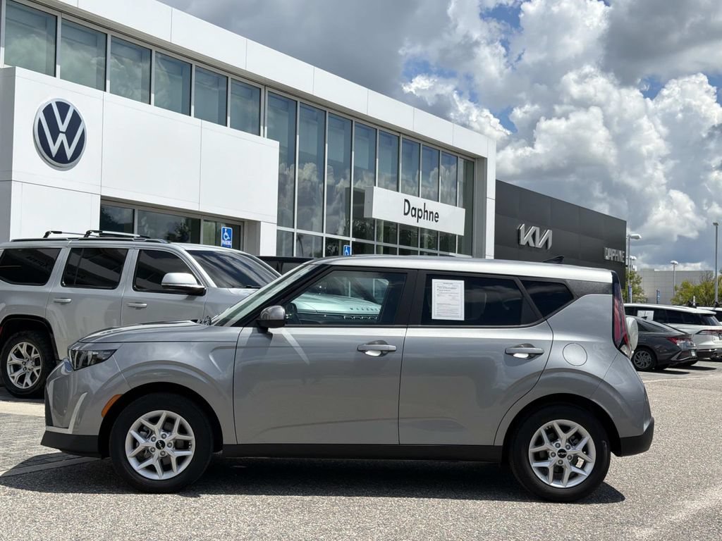 Used 2025 Kia Soul LX w/ LX Technology Package FWD image 7