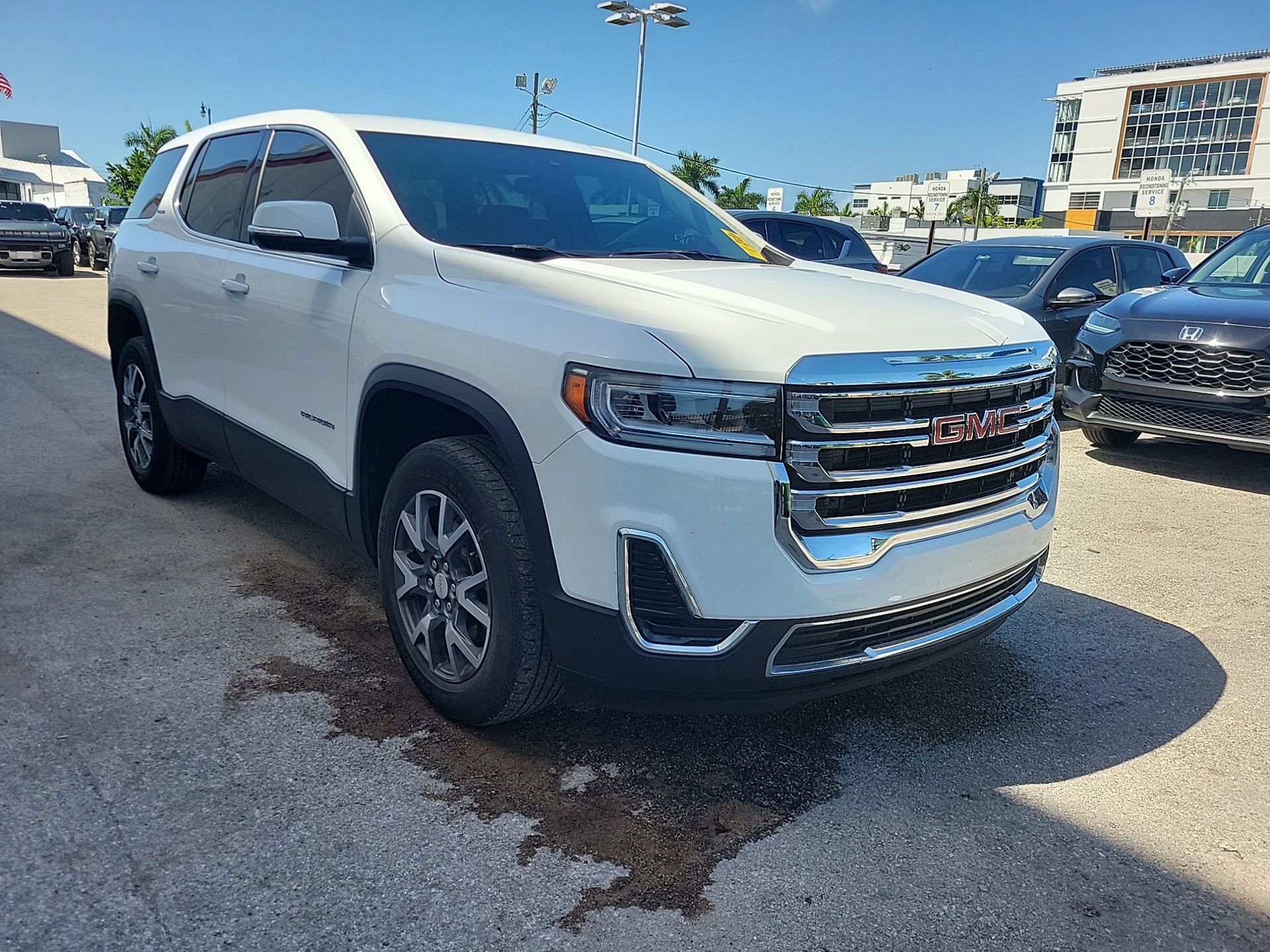 Used 2023 GMC Acadia SLE image 6