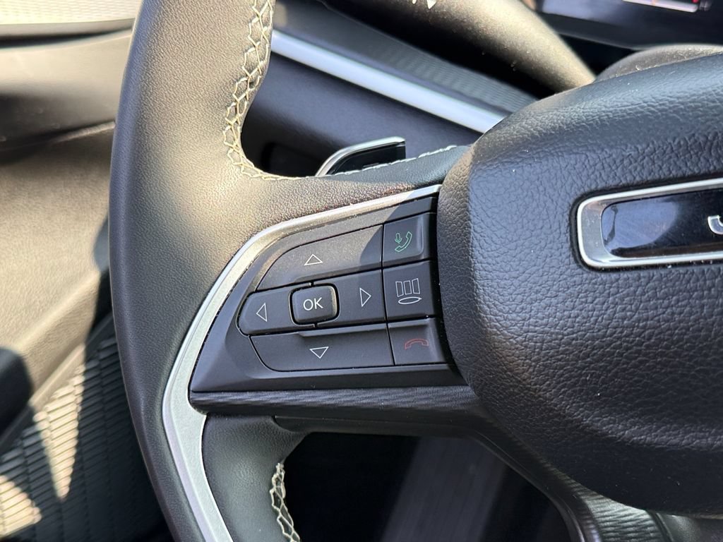 Used 2025 Jeep Grand Cherokee Altitude AWD/4WD image 16