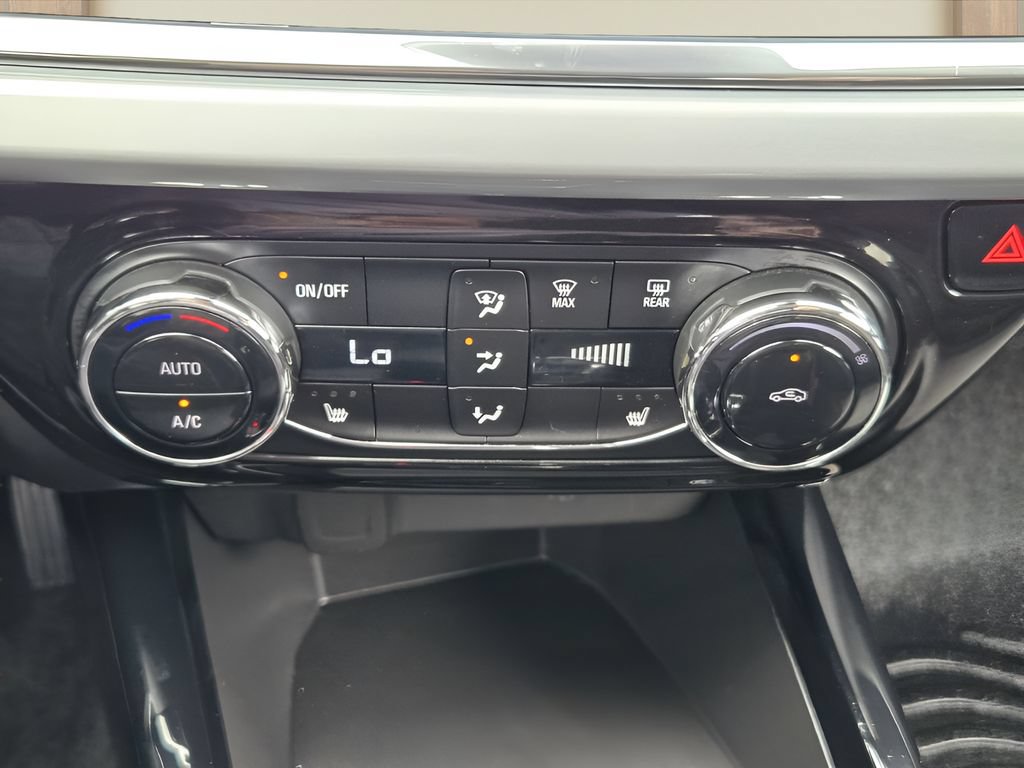 Used 2024 Chevrolet Trax LT w/ Driver Confidence Package FWD image 16
