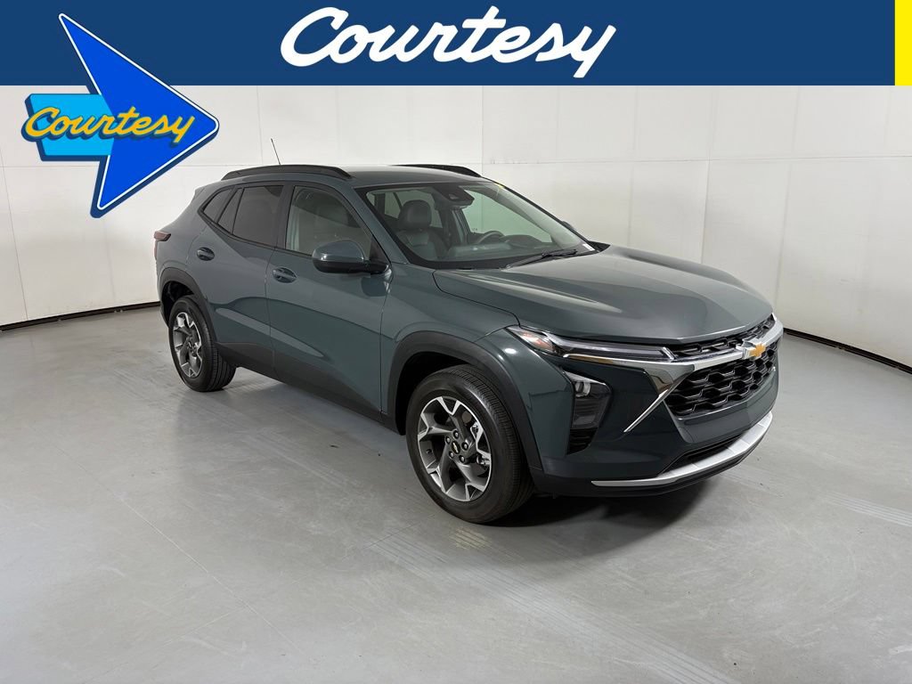 Used 2025 Chevrolet Trax LT FWD image 1