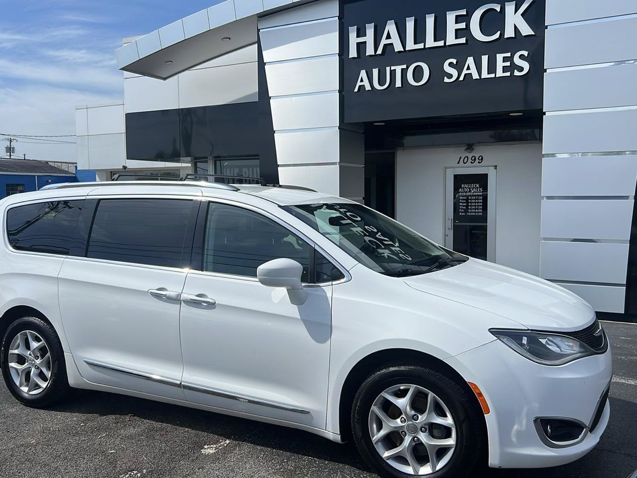 Used 2017 Chrysler Pacifica Touring-L Plus w/ Tire & Wheel Group FWD image 6