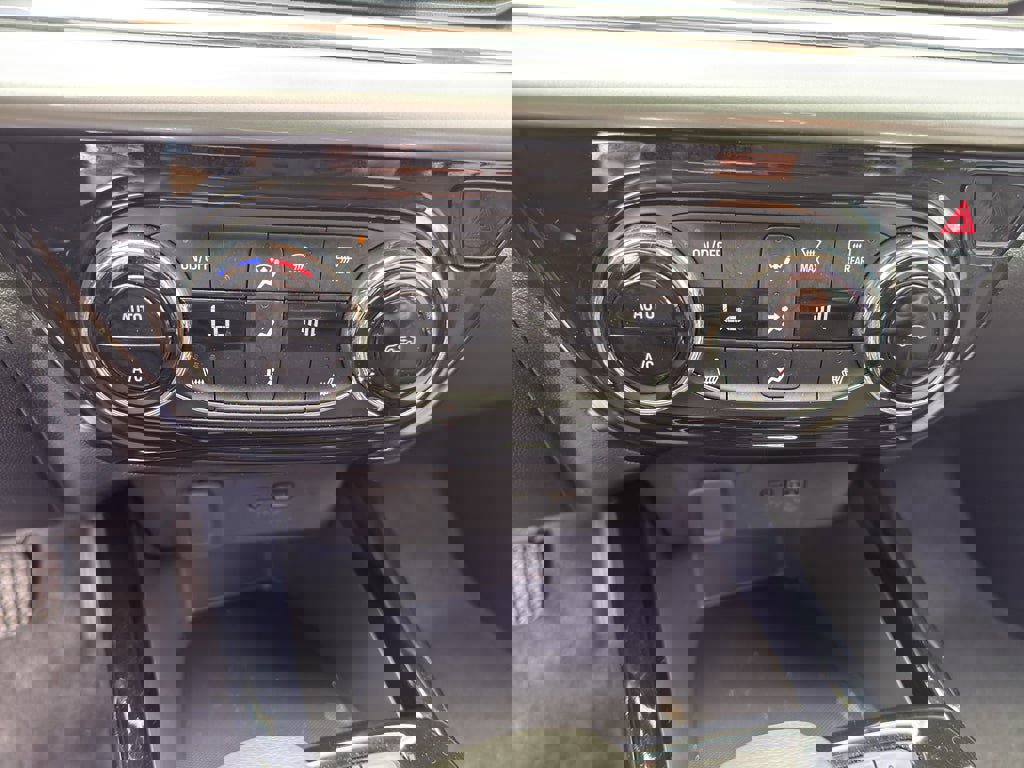 Used 2025 Chevrolet Trax LT w/ LT Convenience Package FWD image 15