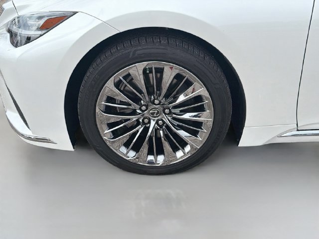 Used 2022 Lexus LS 500 w/ Accessory Package (Z2) RWD image 41