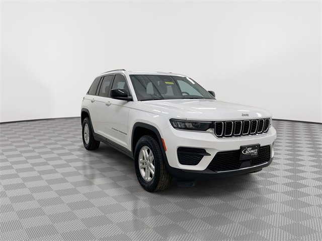 Used 2024 Jeep Grand Cherokee Laredo image 2