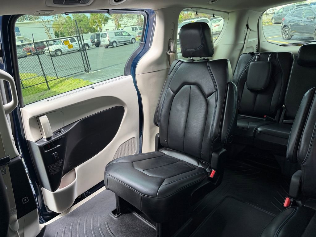 Used 2021 Chrysler Pacifica Touring-L w/ Uconnect Theater Family Group FWD image 24