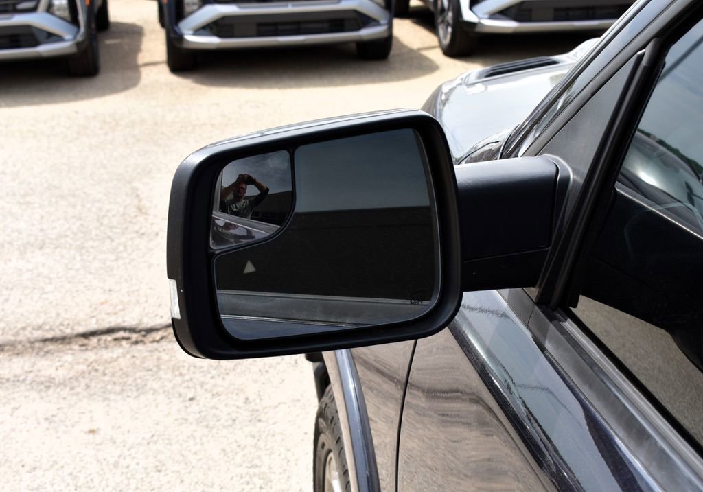 Used 2019 RAM 1500 Laramie AWD/4WD image 17