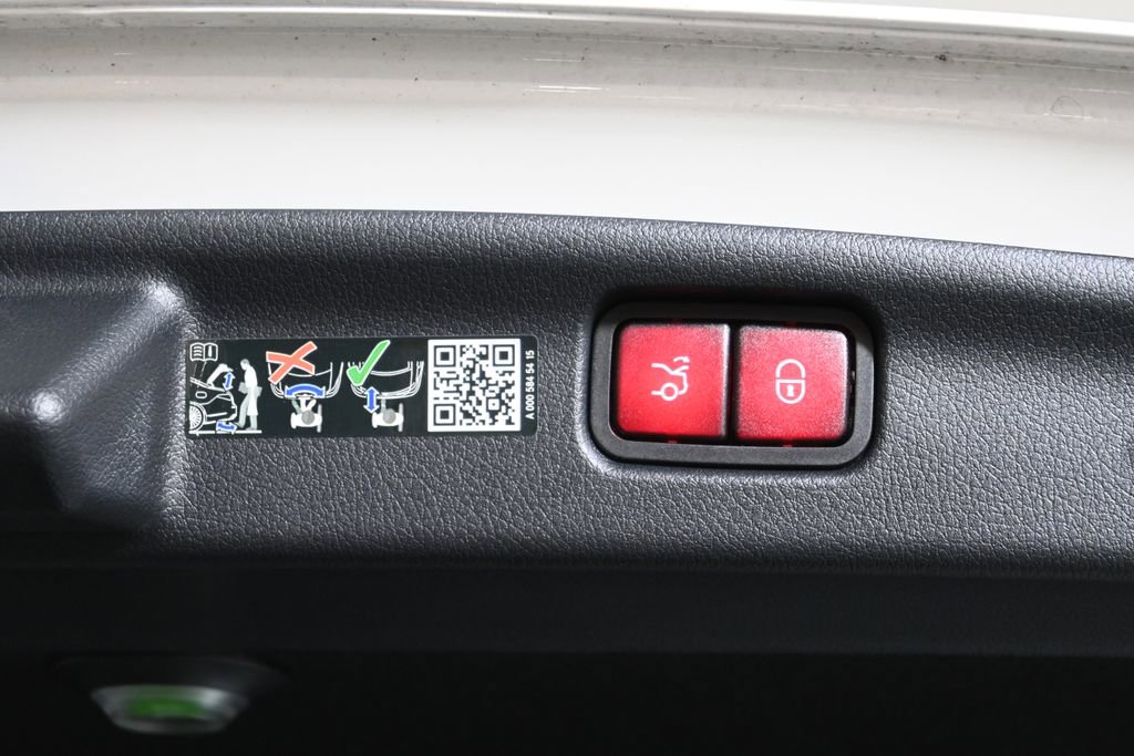 Certified 2025 Mercedes-Benz C 300 4MATIC Sedan image 33