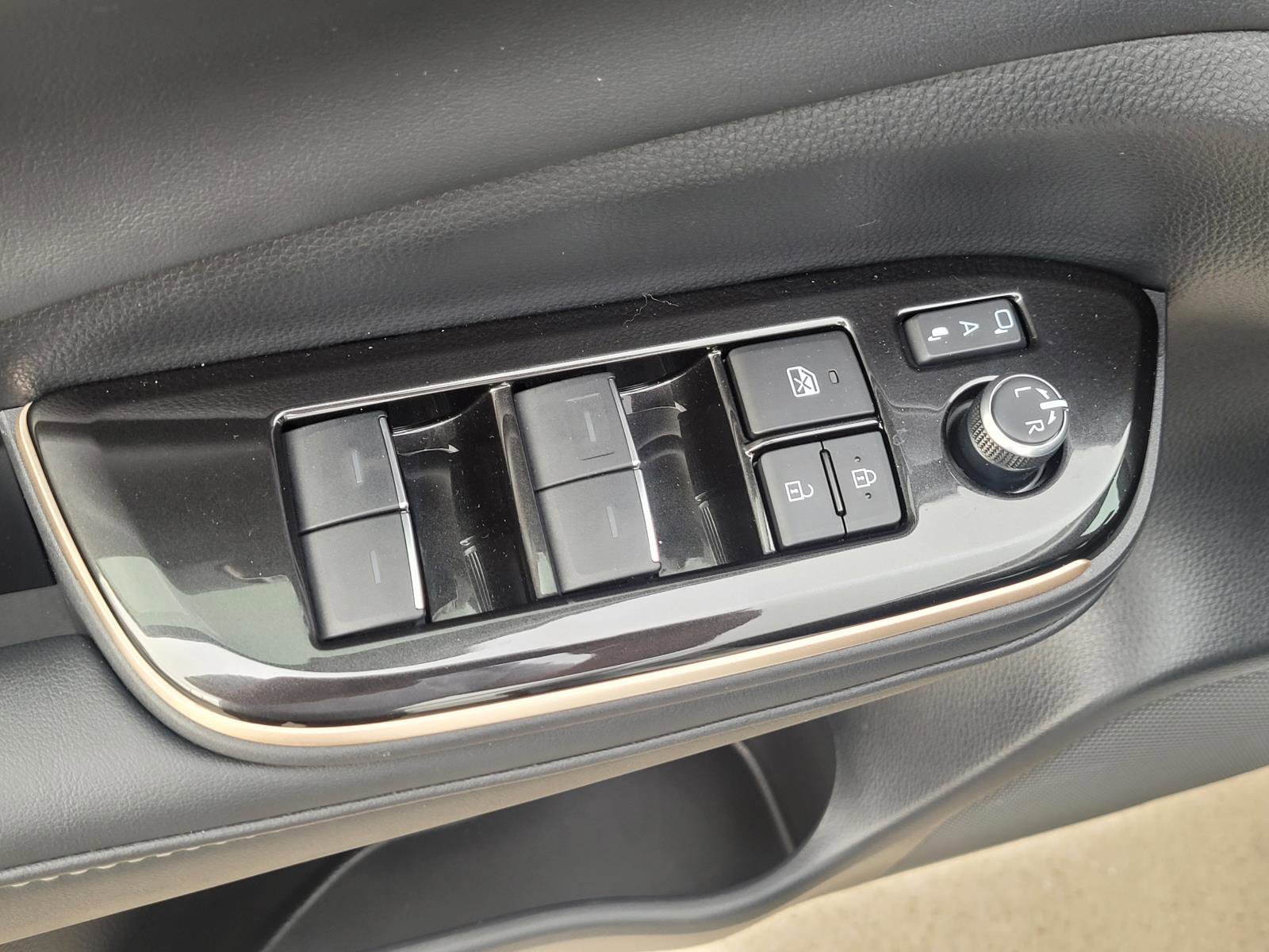 Used 2026 Toyota Crown XLE image 25