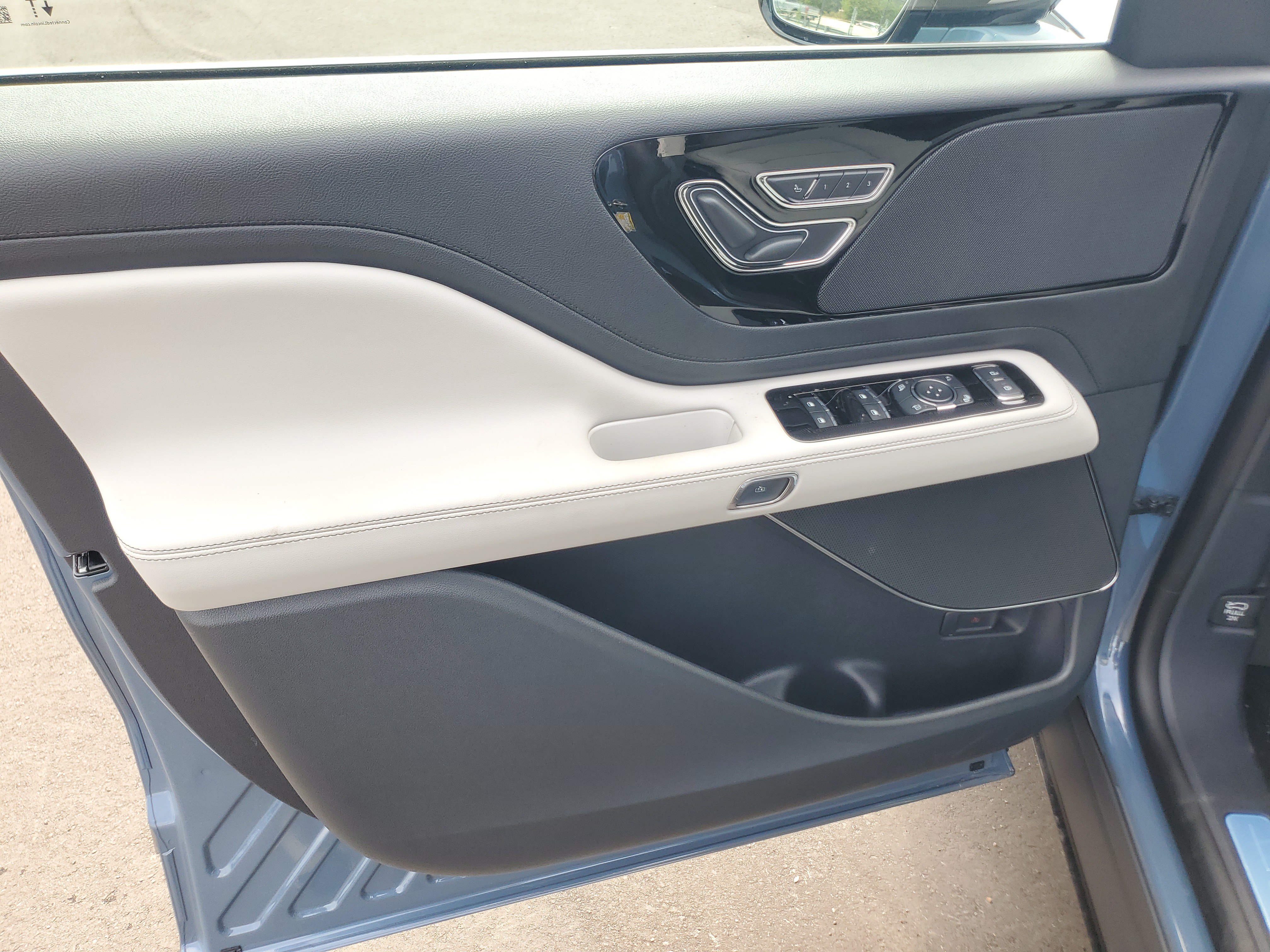 New 2026 Lincoln Aviator AWD image 8