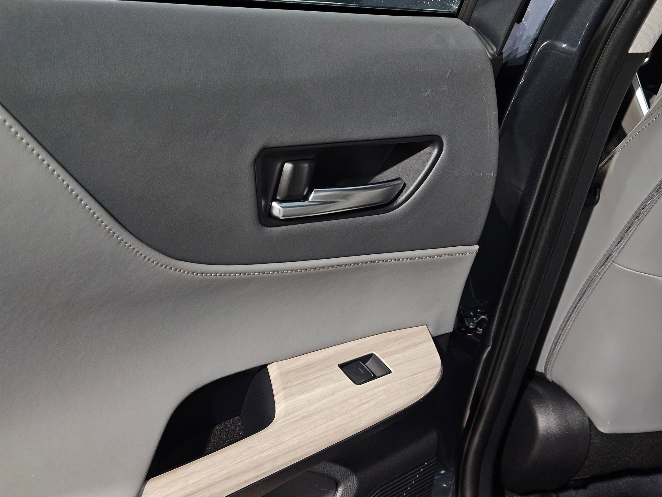 Used 2023 Toyota Venza Limited image 35