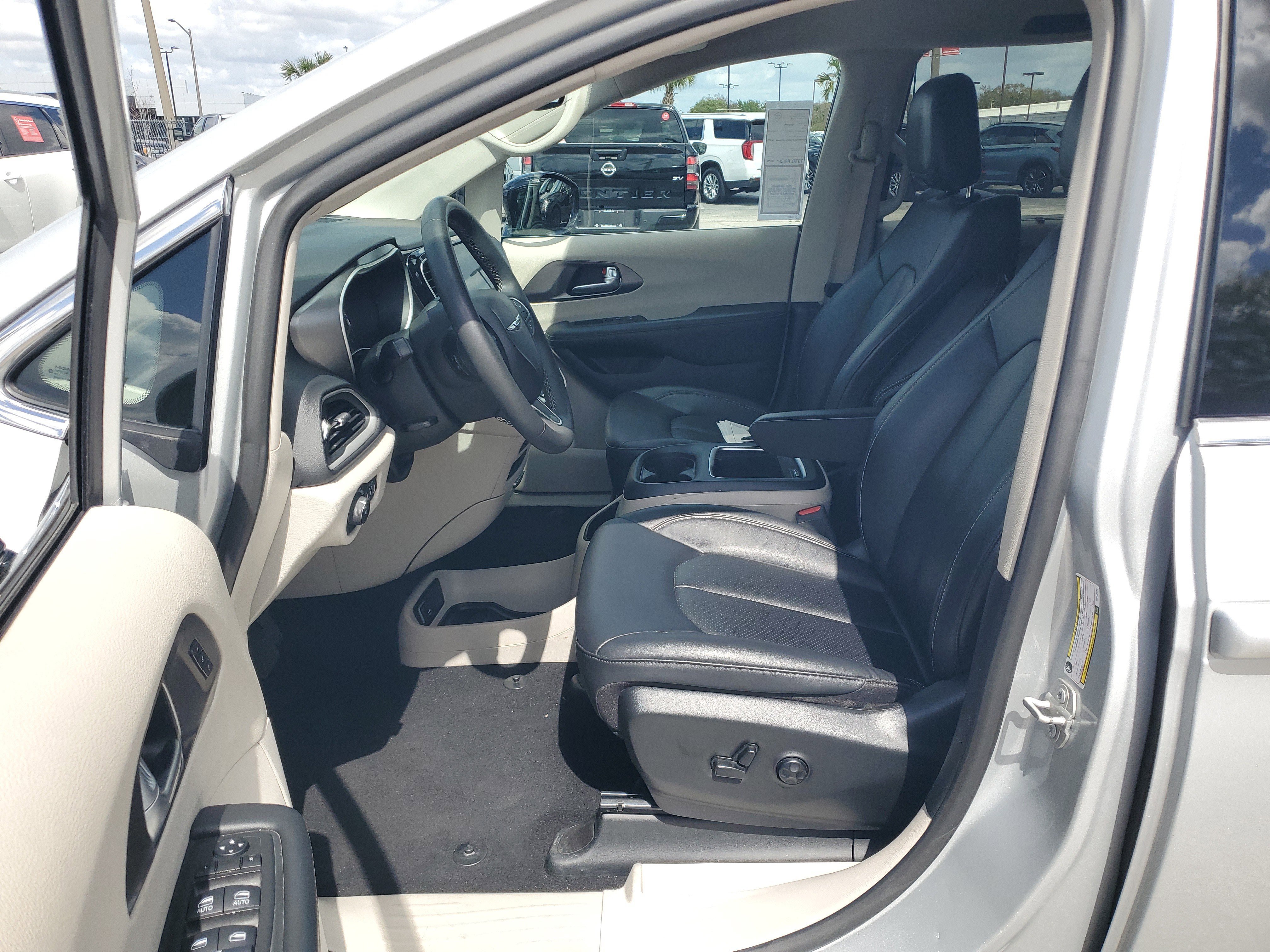 Used 2024 Chrysler Pacifica Touring-L FWD image 11