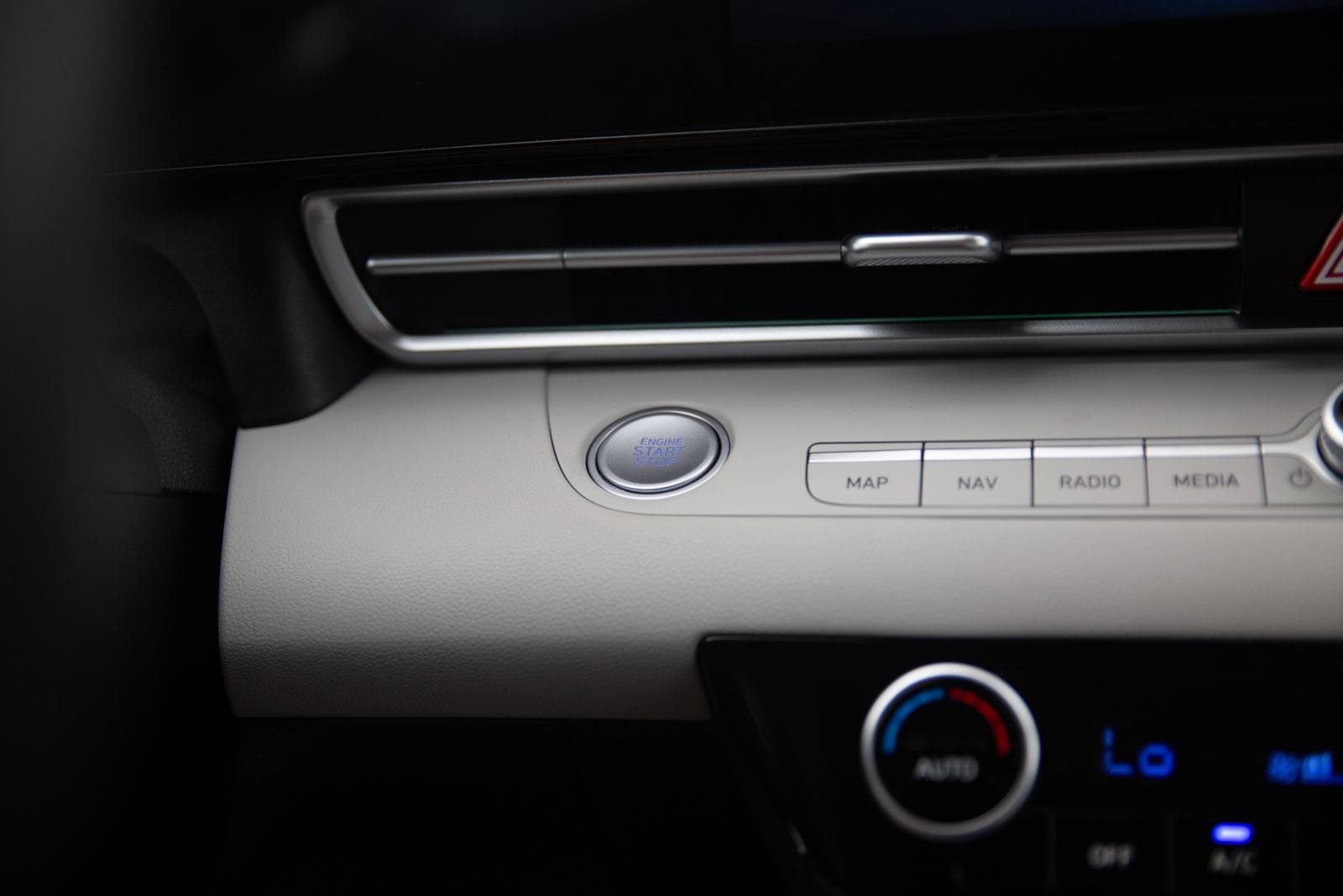 Used 2025 Hyundai Elantra Limited image 13