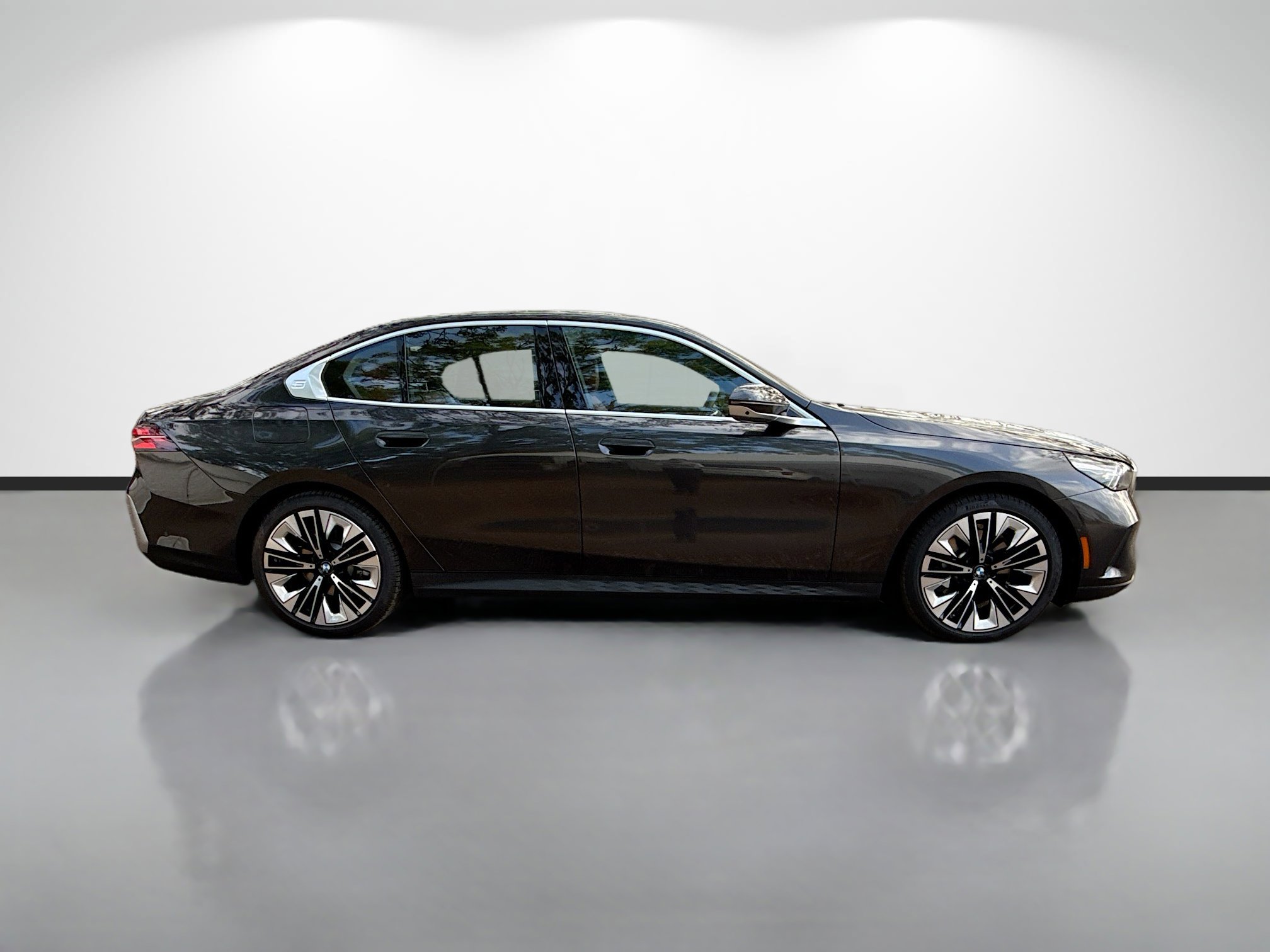 Used 2026 BMW 530i RWD image 2