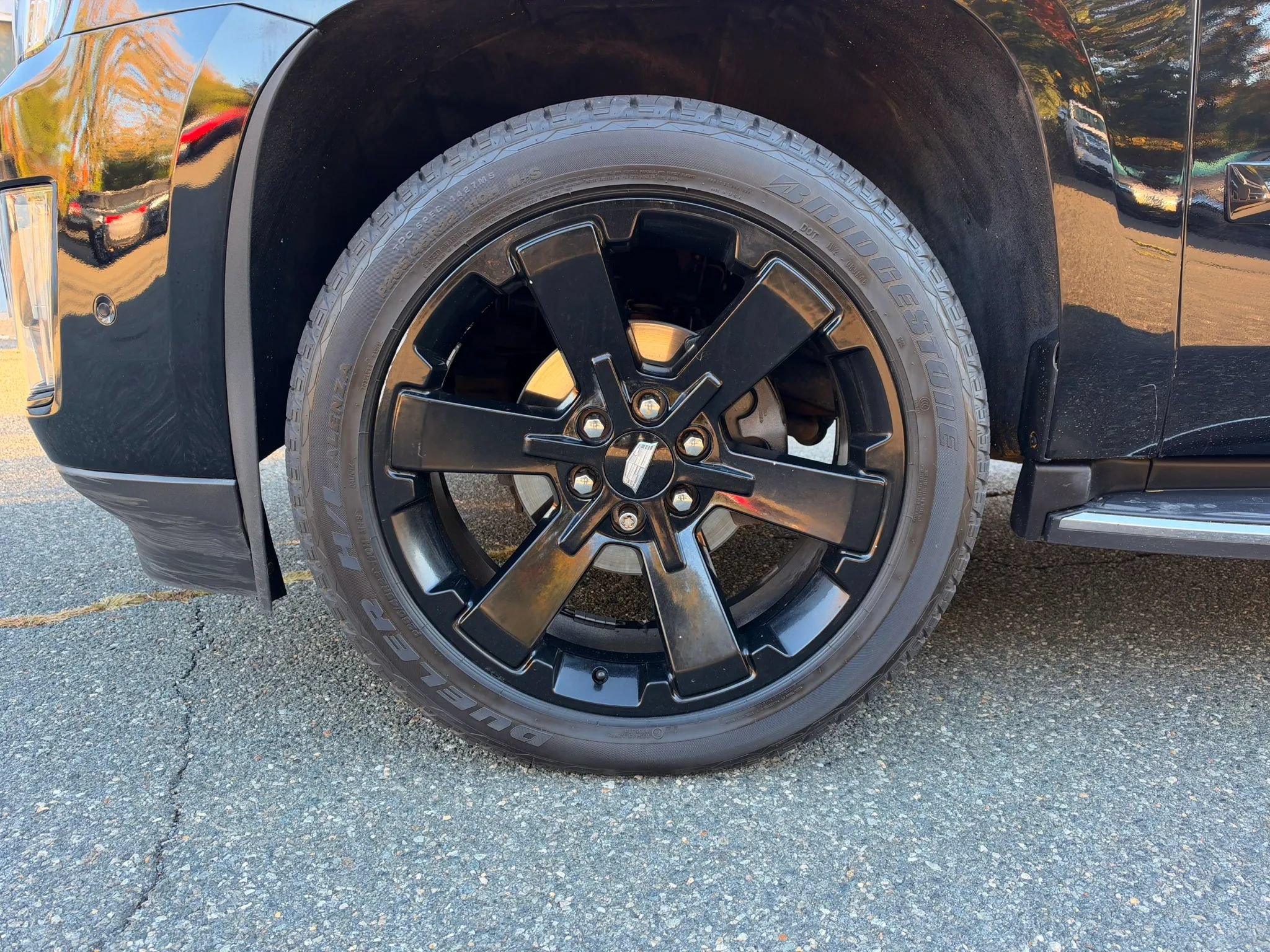 Used 2019 Cadillac Escalade Luxury w/ Escalade Sport Edition AWD/4WD image 29